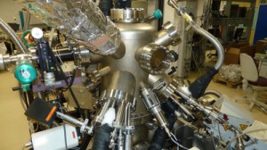 In der Molekularstrahl-Epitaxie-Anlage des Paul-Drude-Instituts wachsen im Ultrahochvakuum Nanofasern auf Silizium. Foto: FVB