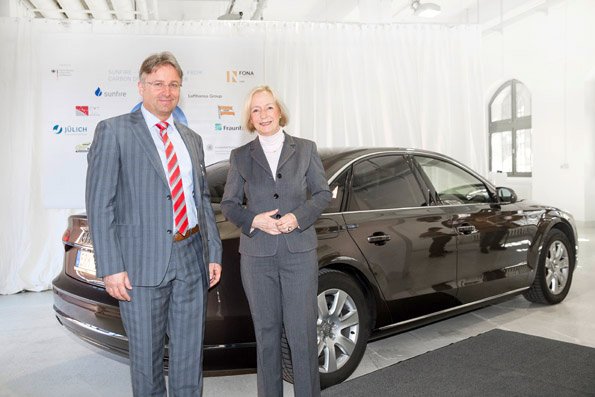 Forschungsministerin Prof. Dr. Johanna Wanka und Reiner Mangold, Leiter nachhaltige Produktentwicklung der AUDI AG, füllten die ersten fünf Liter Audi e-diesel in den Dienstwagen der Ministerin - einen Audi A8 3.0 TDI clean diesel quattro. 