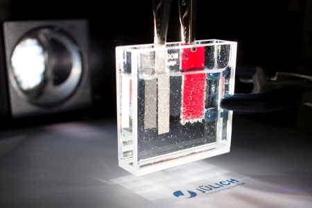 Wasserstoffentwicklung an der Photokathode mit Silizium-Dünnschichtsolarzelle (rechts), an der Metallelektrode (links) bildet sich Sauerstoff. Copyright: Forschungszentrum Jülich