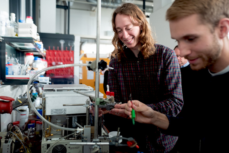 Peter O’Mara from Sydney (on the left) and Patrick Wilde from Bochum working with an electrochemical cell for CO2 reduction © RUB, Kramer 