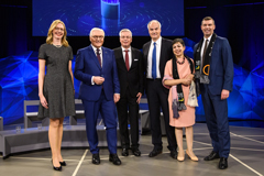 CO2 innovation in the limelight: Dr. Berit Stange, Prof. Walter Leitner and Dr. Christoph Guertler in the final round of German President's Award, with German Federal President Frank-Walter Steinmeier (2nd from left), Sucheta Govil, Chief Commercial Officer of Covestro (2nd from right) and Dr. Markus Steilemann, CEO Covestro. 
