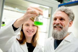 Jacqueline Thiemann (links) und Marc Nowaczyk wollen demnächst bei Cyanobakterien abgucken. © RUB, Marquard