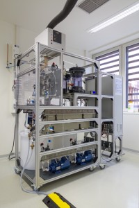© Fraunhofer IGB Der im CELBICON-Projekt am Fraunhofer IGB entwickelte Elektrolyseur synthetisiert Ameisensäure aus atmosphärischem CO2.