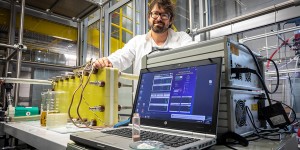  TU Graz-Forscher Stefan Spirk hat einen Weg gefunden, flüssige Elektrolyte in Redox-Flow-Batterien durch Vanillin zu ersetzen. © Lunghammer - TU Graz 