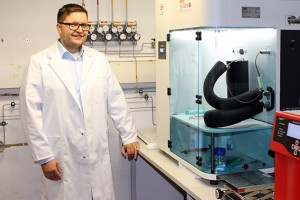  Martin Rieß M.Sc. in front of the measuring system for dynamic gas adsorption in one of Bayreuth’s laboratories for Inorganic Chemistry. Photo: Christian Wißler